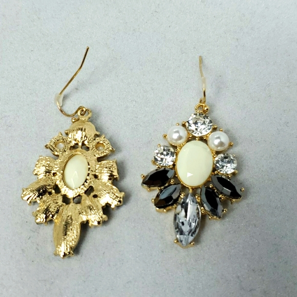 Bijou Drive black, pearl, rhinestone dangle fish hook earrings - Picture 3 of 3